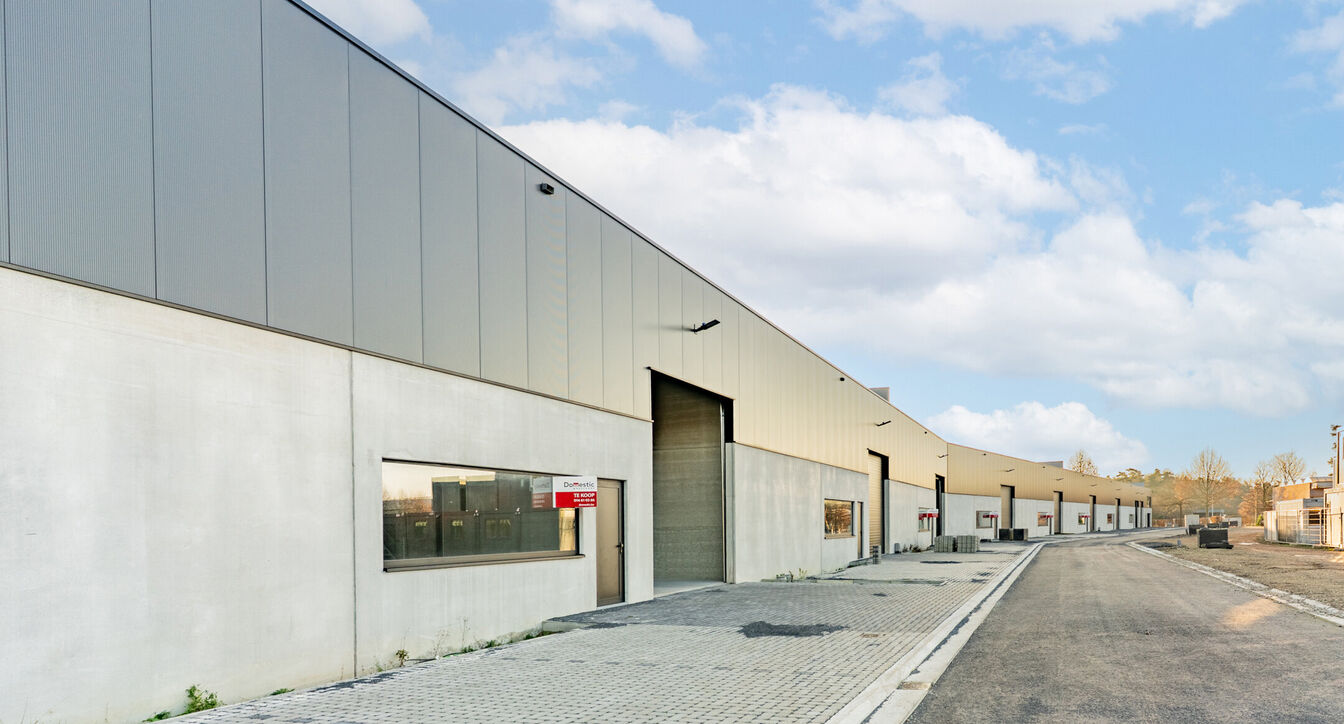 Moderne en kwalitatieve nieuwbouw bedrijfsunits, ideaal voor ondernemingen die op zoek zijn naar functionele, duurzame en flexibel in te richten bedrijfsruimte.
De bedrijfsunits hebben een oppervlakte vanaf 353 m&sup2; tot 379m&sup2;en beschikken over een vrije h
