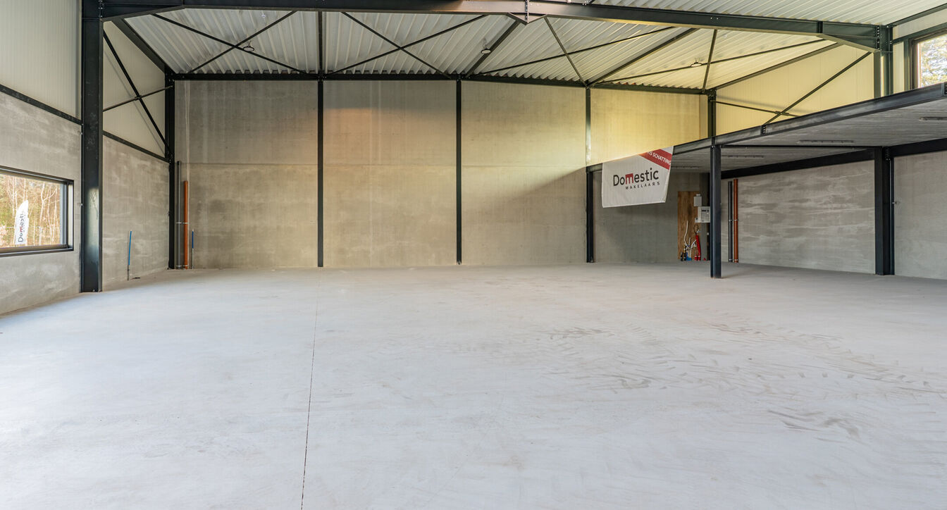 Moderne en kwalitatieve nieuwbouw bedrijfsunits, ideaal voor ondernemingen die op zoek zijn naar functionele, duurzame en flexibel in te richten bedrijfsruimte.
De bedrijfsunits hebben een oppervlakte vanaf 353 m&sup2; tot 379m&sup2;en beschikken over een vrije h