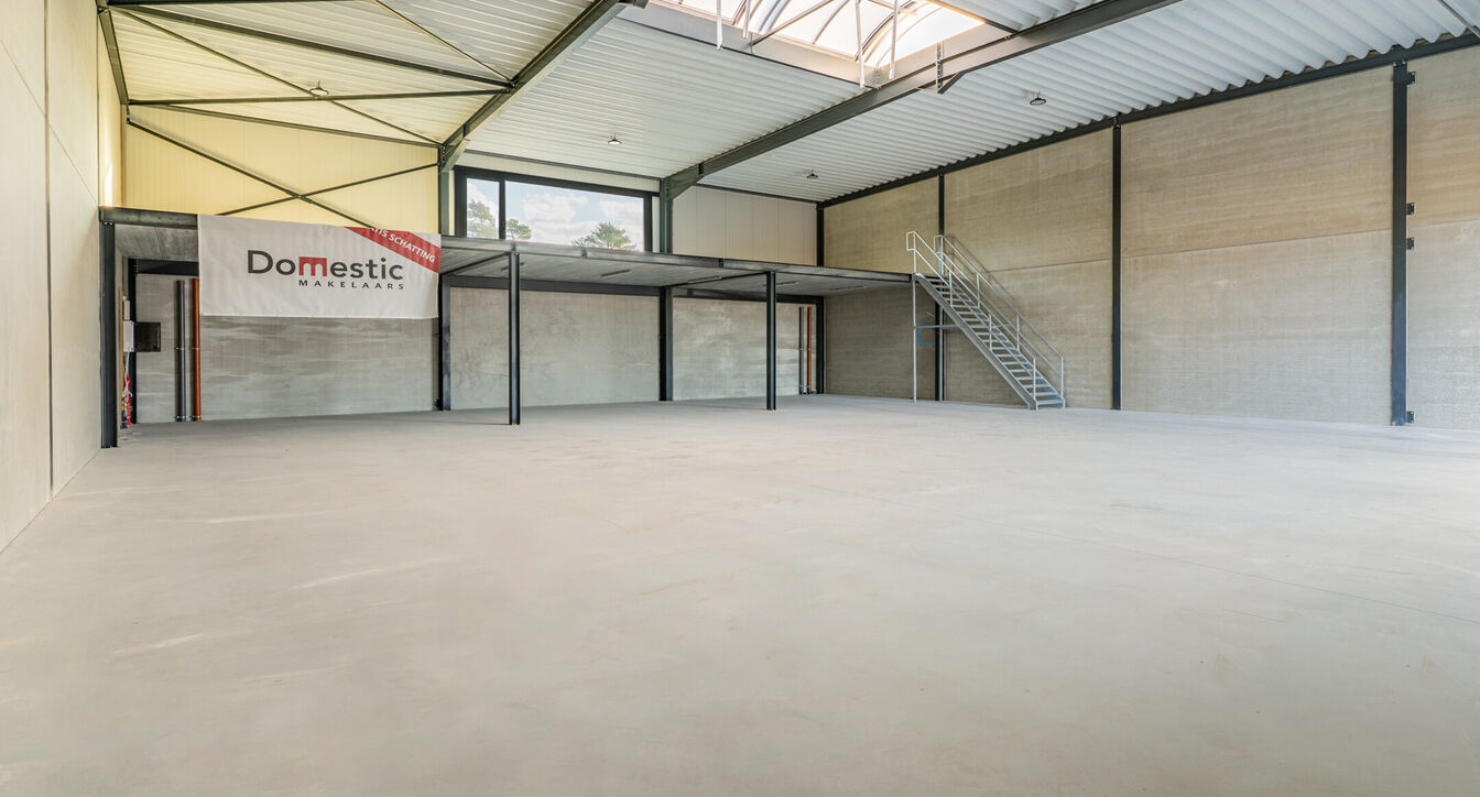 Moderne en kwalitatieve nieuwbouw bedrijfsunits, ideaal voor ondernemingen die op zoek zijn naar functionele, duurzame en flexibel in te richten bedrijfsruimte.
De bedrijfsunits hebben een oppervlakte vanaf 353 m&sup2; tot 379m&sup2;en beschikken over een vrije h