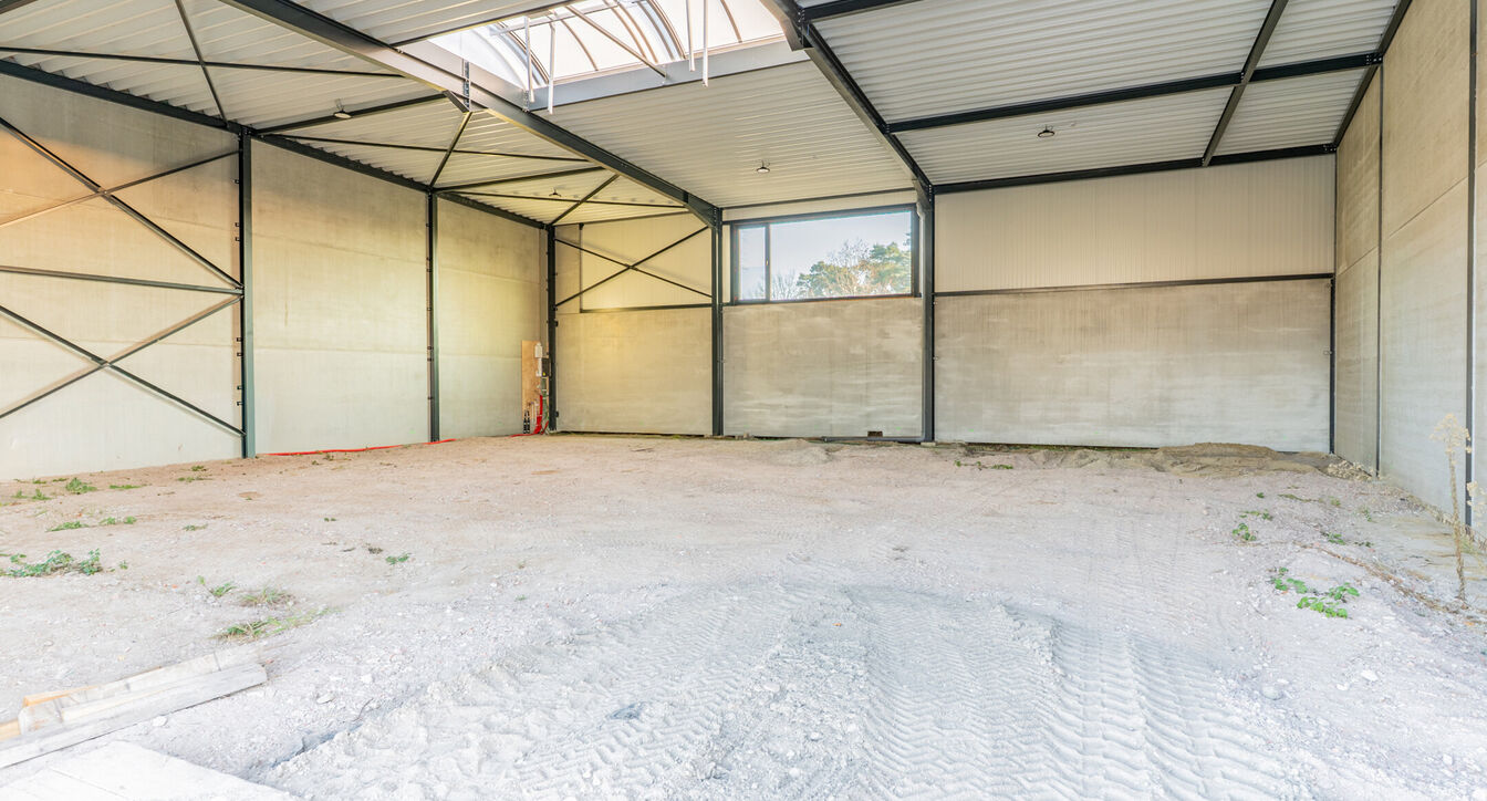 Moderne en kwalitatieve nieuwbouw bedrijfsunits, ideaal voor ondernemingen die op zoek zijn naar functionele, duurzame en flexibel in te richten bedrijfsruimte.
De bedrijfsunits hebben een oppervlakte vanaf 353 m&sup2; tot 379m&sup2;en beschikken over een vrije h