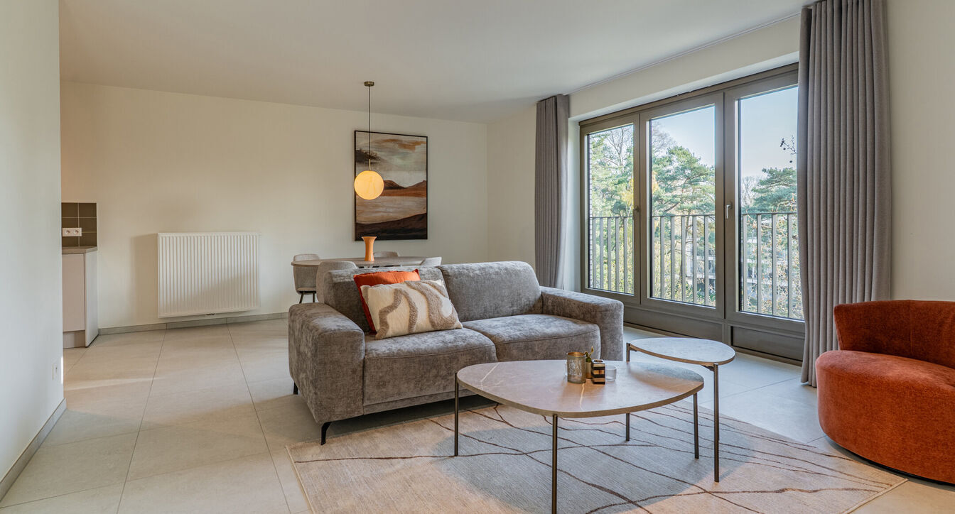 Dit ruim en lichtrijk 1-slaapkamerappartement (60 – 63 m²) is perfect voor maximaal 2 personen en is ideaal voor personen die een flexibele woonoplossing zoeken.
Dit appartement wordt aangeboden door Best Flats met een all-in concept: volledig gemeube