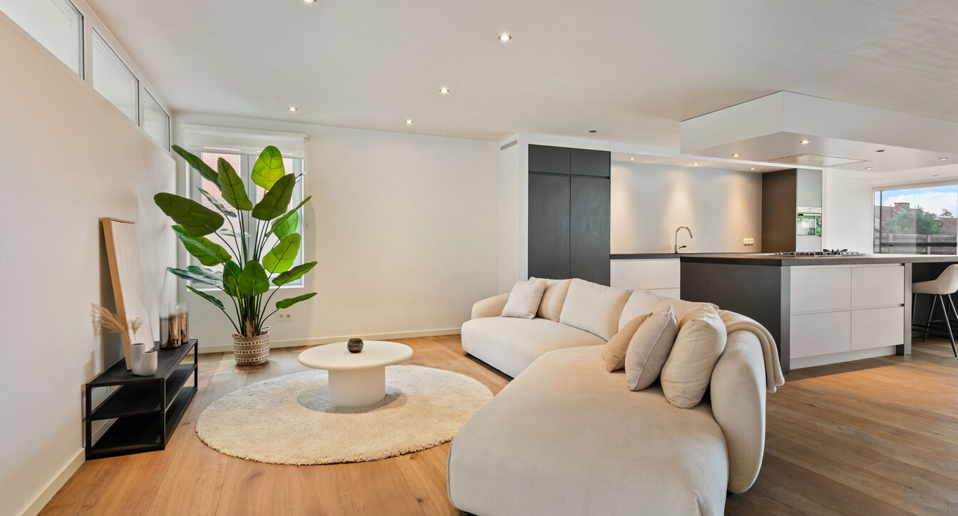 Bij het betreden van de woning wordt u verwelkomd in een verzorgde inkomhal met vestiaire en gastentoilet, die meteen de hoogwaardige afwerking van de woning weerspiegelt. Het gelijkvloers werd doordacht ingericht met een praktische bureauruimte, ideaal v