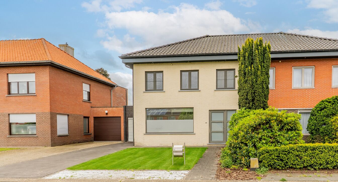 Bij het betreden van de woning wordt u verwelkomd in een verzorgde inkomhal met vestiaire en gastentoilet, die meteen de hoogwaardige afwerking van de woning weerspiegelt. Het gelijkvloers werd doordacht ingericht met een praktische bureauruimte, ideaal v