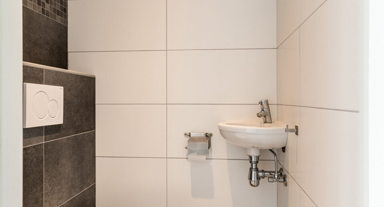 Bij het betreden van de woning wordt u verwelkomd in een verzorgde inkomhal met vestiaire en gastentoilet, die meteen de hoogwaardige afwerking van de woning weerspiegelt. Het gelijkvloers werd doordacht ingericht met een praktische bureauruimte, ideaal v