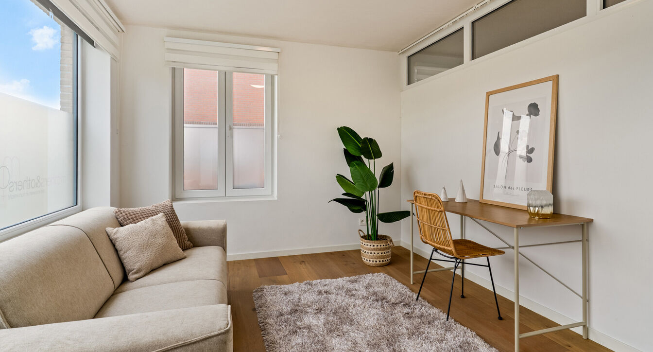 Bij het betreden van de woning wordt u verwelkomd in een verzorgde inkomhal met vestiaire en gastentoilet, die meteen de hoogwaardige afwerking van de woning weerspiegelt. Het gelijkvloers werd doordacht ingericht met een praktische bureauruimte, ideaal v