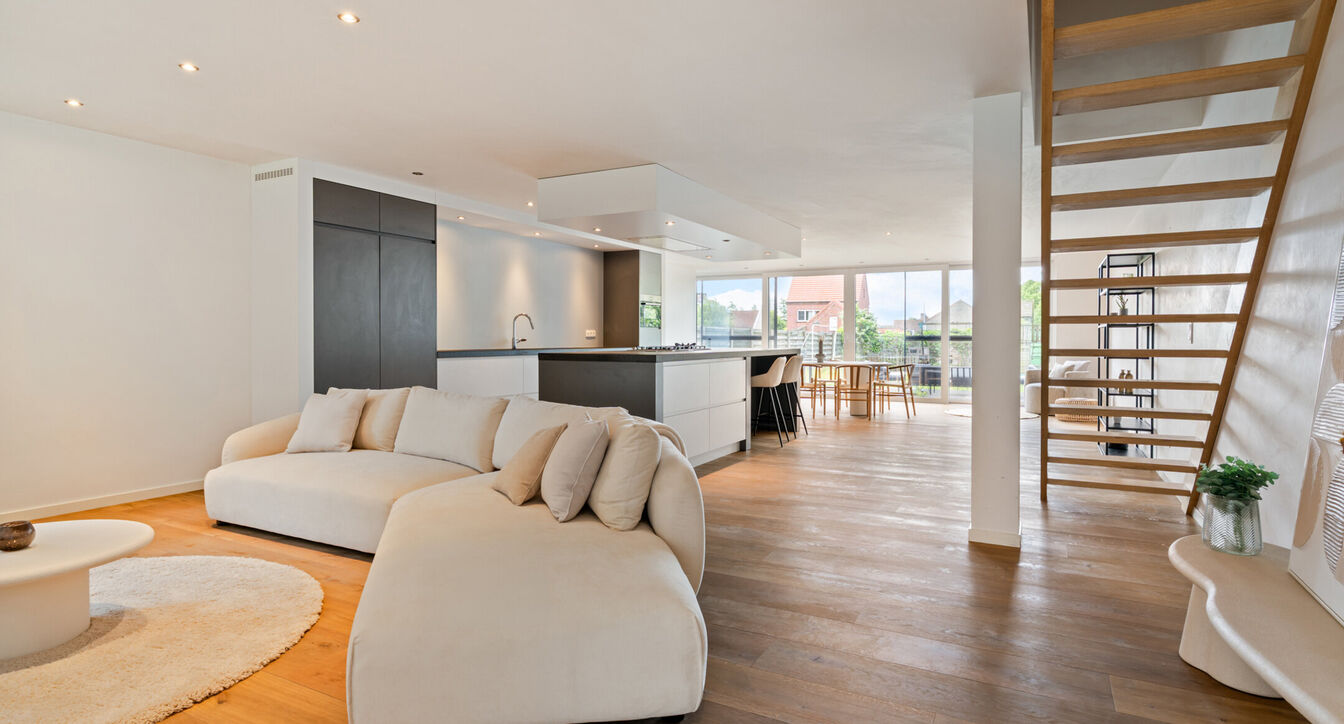 Bij het betreden van de woning wordt u verwelkomd in een verzorgde inkomhal met vestiaire en gastentoilet, die meteen de hoogwaardige afwerking van de woning weerspiegelt. Het gelijkvloers werd doordacht ingericht met een praktische bureauruimte, ideaal v
