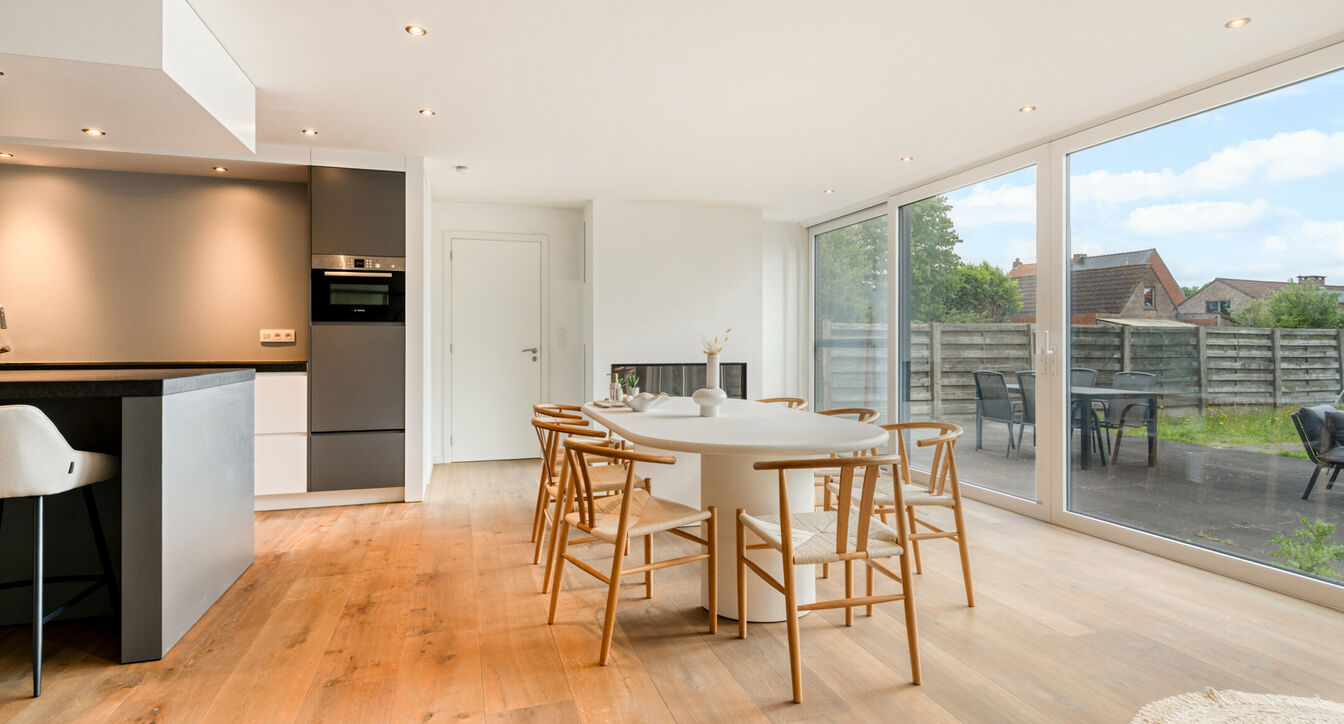 Bij het betreden van de woning wordt u verwelkomd in een verzorgde inkomhal met vestiaire en gastentoilet, die meteen de hoogwaardige afwerking van de woning weerspiegelt. Het gelijkvloers werd doordacht ingericht met een praktische bureauruimte, ideaal v