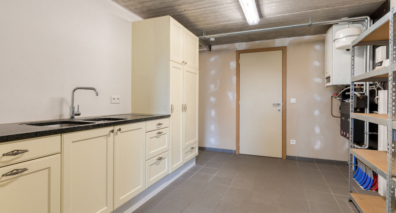Bij het betreden van de woning wordt u verwelkomd in een verzorgde inkomhal met vestiaire en gastentoilet, die meteen de hoogwaardige afwerking van de woning weerspiegelt. Het gelijkvloers werd doordacht ingericht met een praktische bureauruimte, ideaal v