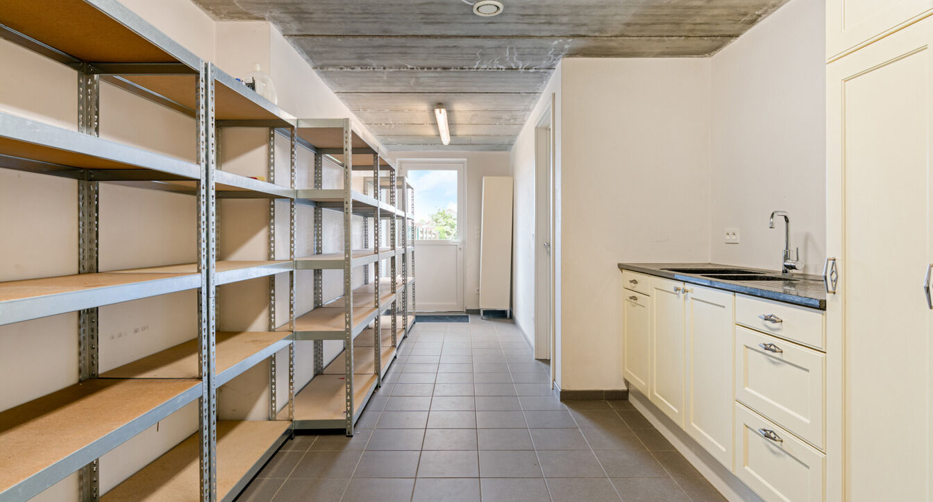 Bij het betreden van de woning wordt u verwelkomd in een verzorgde inkomhal met vestiaire en gastentoilet, die meteen de hoogwaardige afwerking van de woning weerspiegelt. Het gelijkvloers werd doordacht ingericht met een praktische bureauruimte, ideaal v