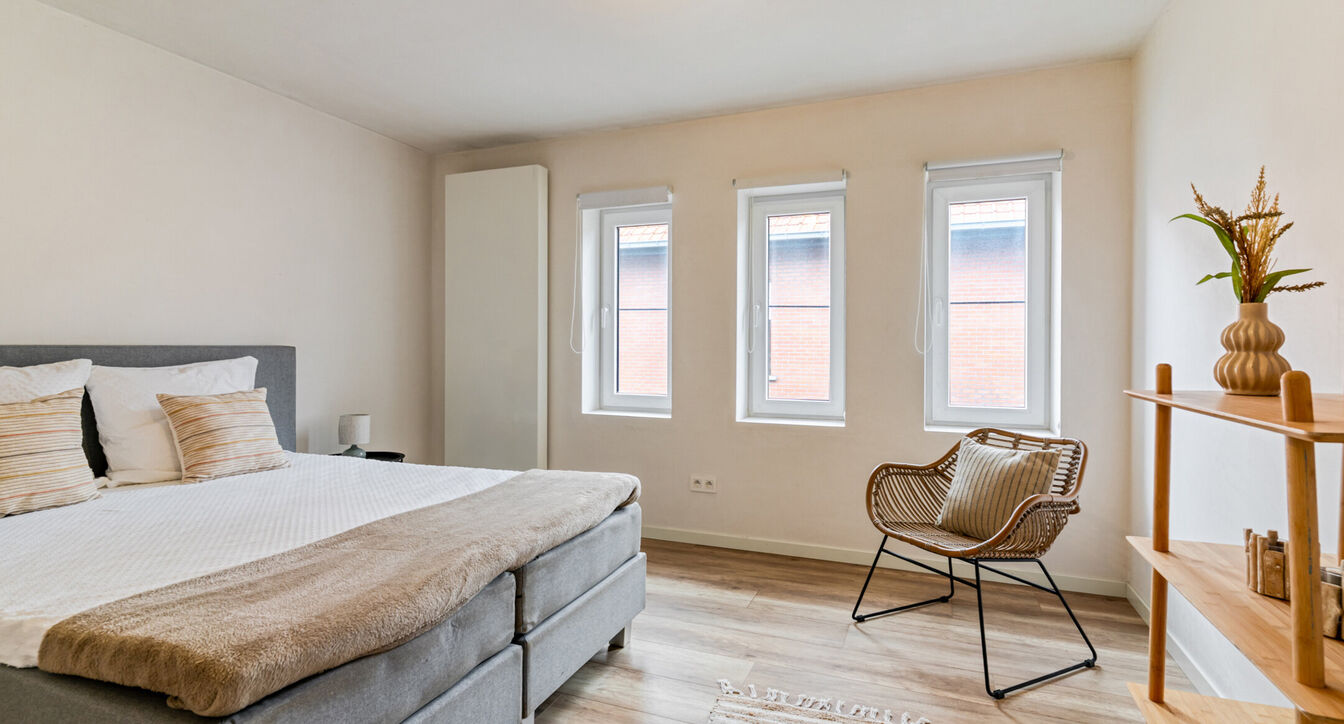 Bij het betreden van de woning wordt u verwelkomd in een verzorgde inkomhal met vestiaire en gastentoilet, die meteen de hoogwaardige afwerking van de woning weerspiegelt. Het gelijkvloers werd doordacht ingericht met een praktische bureauruimte, ideaal v