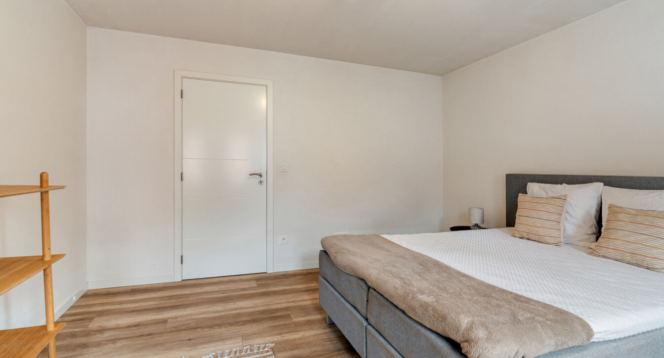 Bij het betreden van de woning wordt u verwelkomd in een verzorgde inkomhal met vestiaire en gastentoilet, die meteen de hoogwaardige afwerking van de woning weerspiegelt. Het gelijkvloers werd doordacht ingericht met een praktische bureauruimte, ideaal v