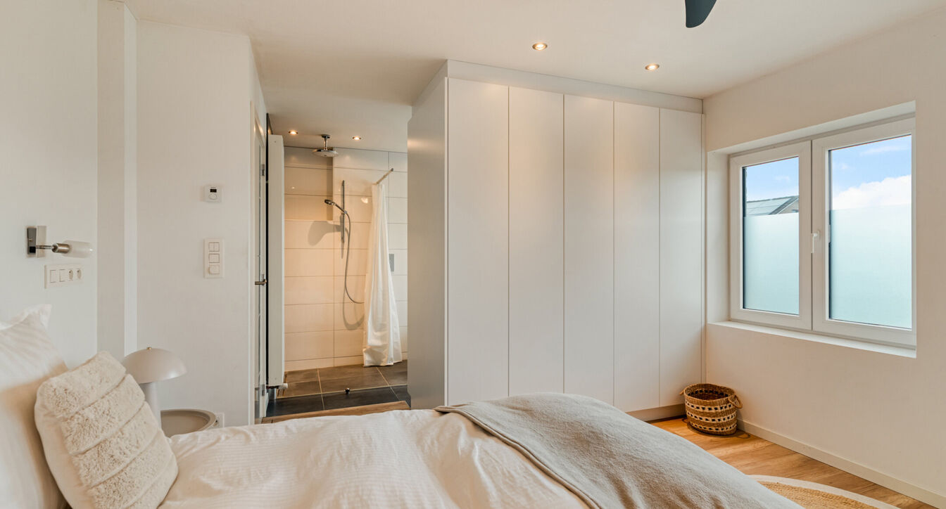 Bij het betreden van de woning wordt u verwelkomd in een verzorgde inkomhal met vestiaire en gastentoilet, die meteen de hoogwaardige afwerking van de woning weerspiegelt. Het gelijkvloers werd doordacht ingericht met een praktische bureauruimte, ideaal v