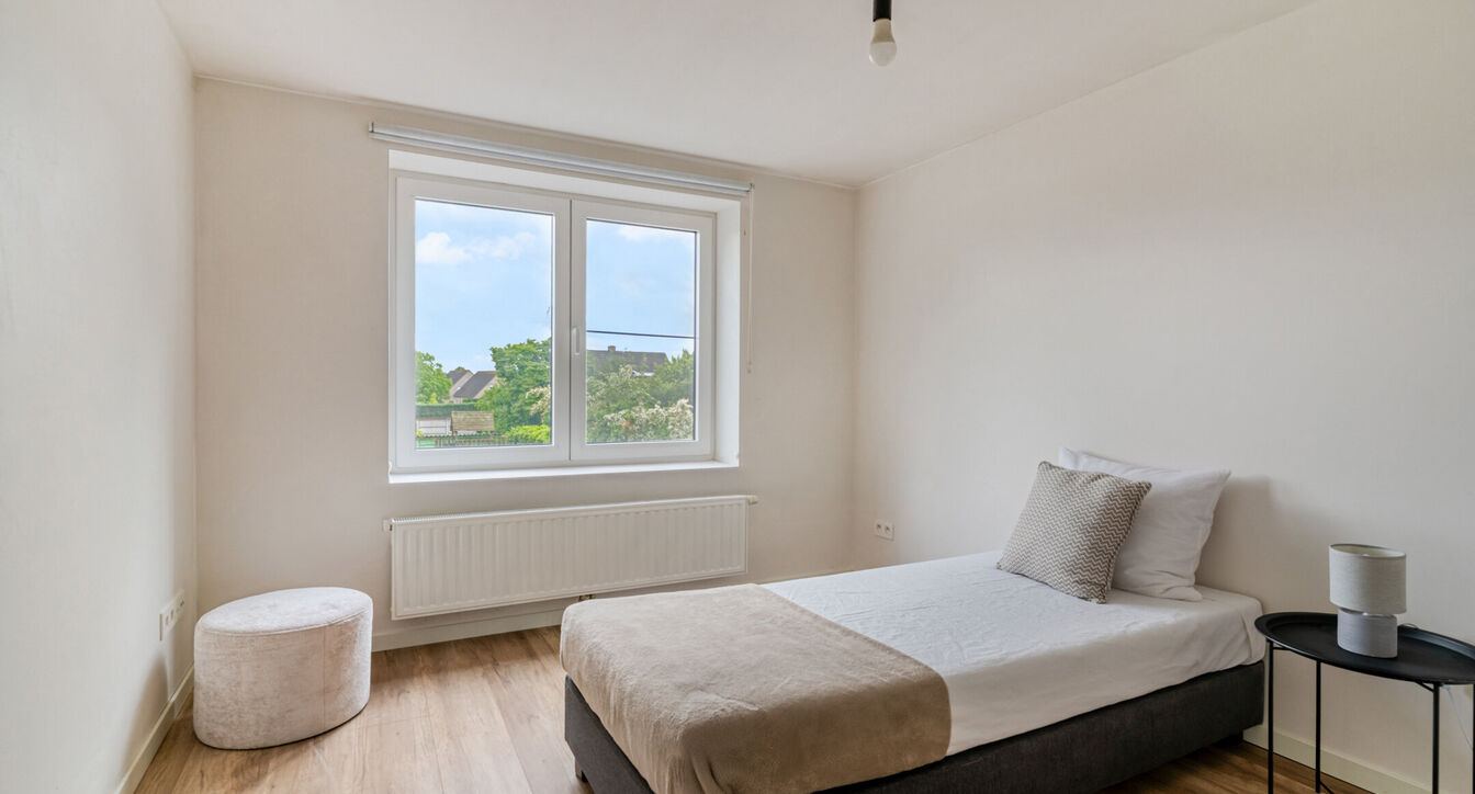 Bij het betreden van de woning wordt u verwelkomd in een verzorgde inkomhal met vestiaire en gastentoilet, die meteen de hoogwaardige afwerking van de woning weerspiegelt. Het gelijkvloers werd doordacht ingericht met een praktische bureauruimte, ideaal v