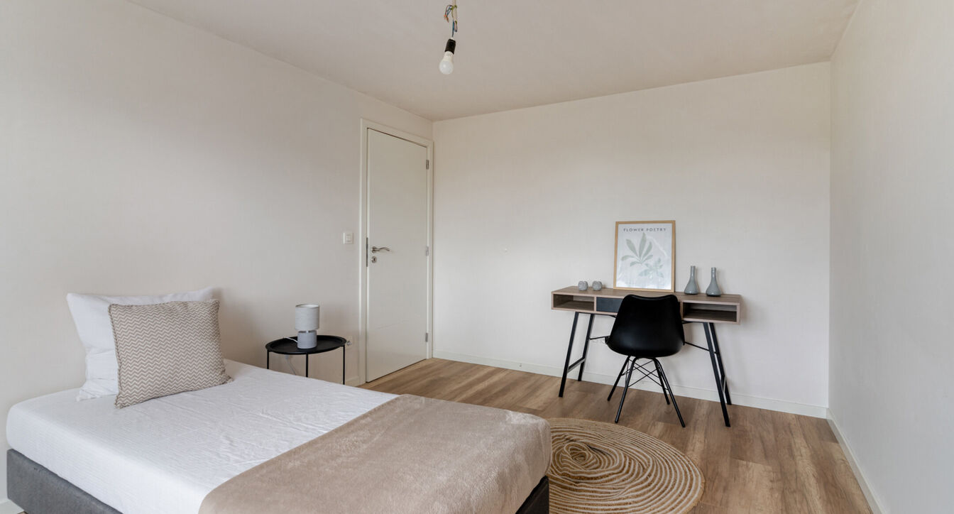 Bij het betreden van de woning wordt u verwelkomd in een verzorgde inkomhal met vestiaire en gastentoilet, die meteen de hoogwaardige afwerking van de woning weerspiegelt. Het gelijkvloers werd doordacht ingericht met een praktische bureauruimte, ideaal v