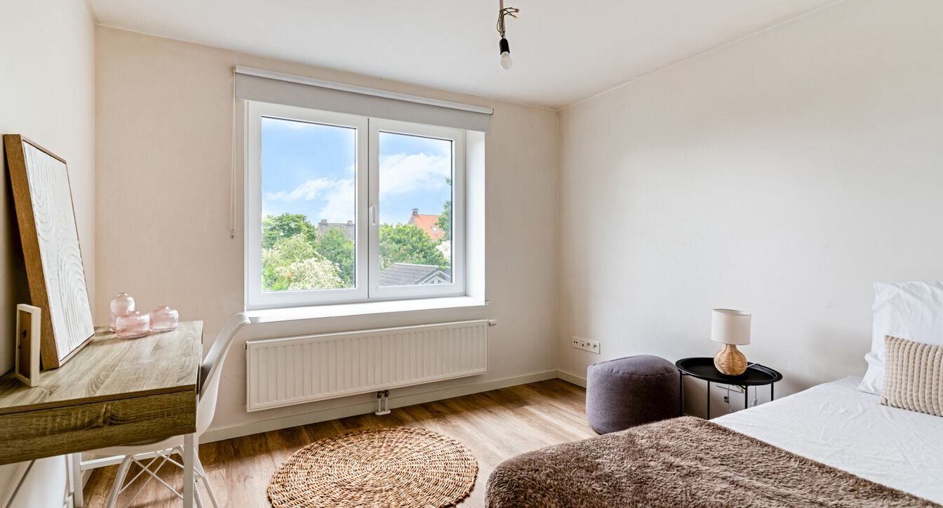 Bij het betreden van de woning wordt u verwelkomd in een verzorgde inkomhal met vestiaire en gastentoilet, die meteen de hoogwaardige afwerking van de woning weerspiegelt. Het gelijkvloers werd doordacht ingericht met een praktische bureauruimte, ideaal v