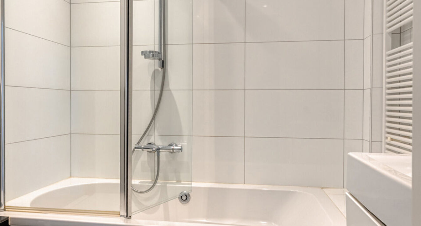 Bij het betreden van de woning wordt u verwelkomd in een verzorgde inkomhal met vestiaire en gastentoilet, die meteen de hoogwaardige afwerking van de woning weerspiegelt. Het gelijkvloers werd doordacht ingericht met een praktische bureauruimte, ideaal v