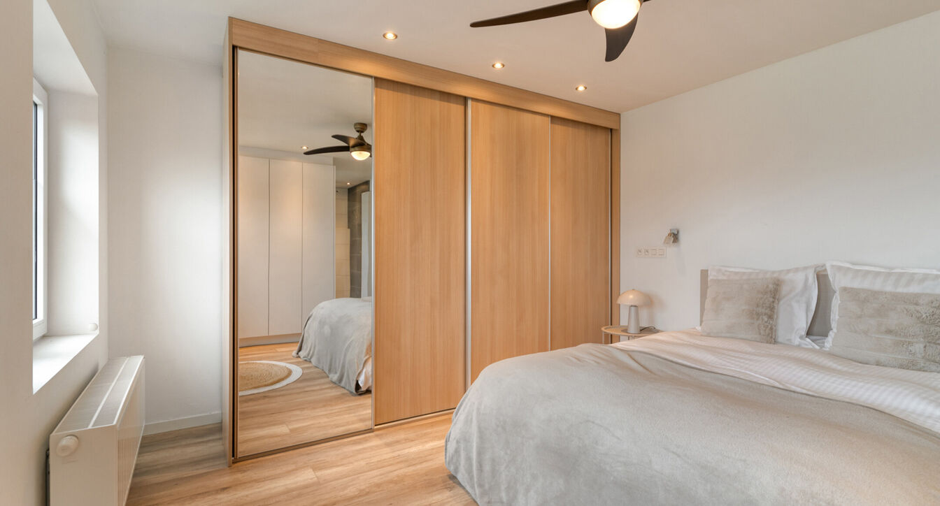 Bij het betreden van de woning wordt u verwelkomd in een verzorgde inkomhal met vestiaire en gastentoilet, die meteen de hoogwaardige afwerking van de woning weerspiegelt. Het gelijkvloers werd doordacht ingericht met een praktische bureauruimte, ideaal v