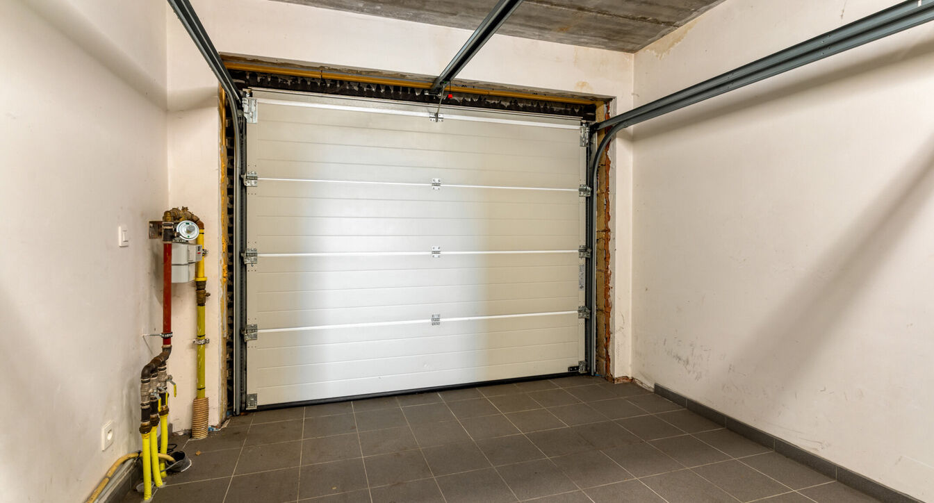 Bij het betreden van de woning wordt u verwelkomd in een verzorgde inkomhal met vestiaire en gastentoilet, die meteen de hoogwaardige afwerking van de woning weerspiegelt. Het gelijkvloers werd doordacht ingericht met een praktische bureauruimte, ideaal v