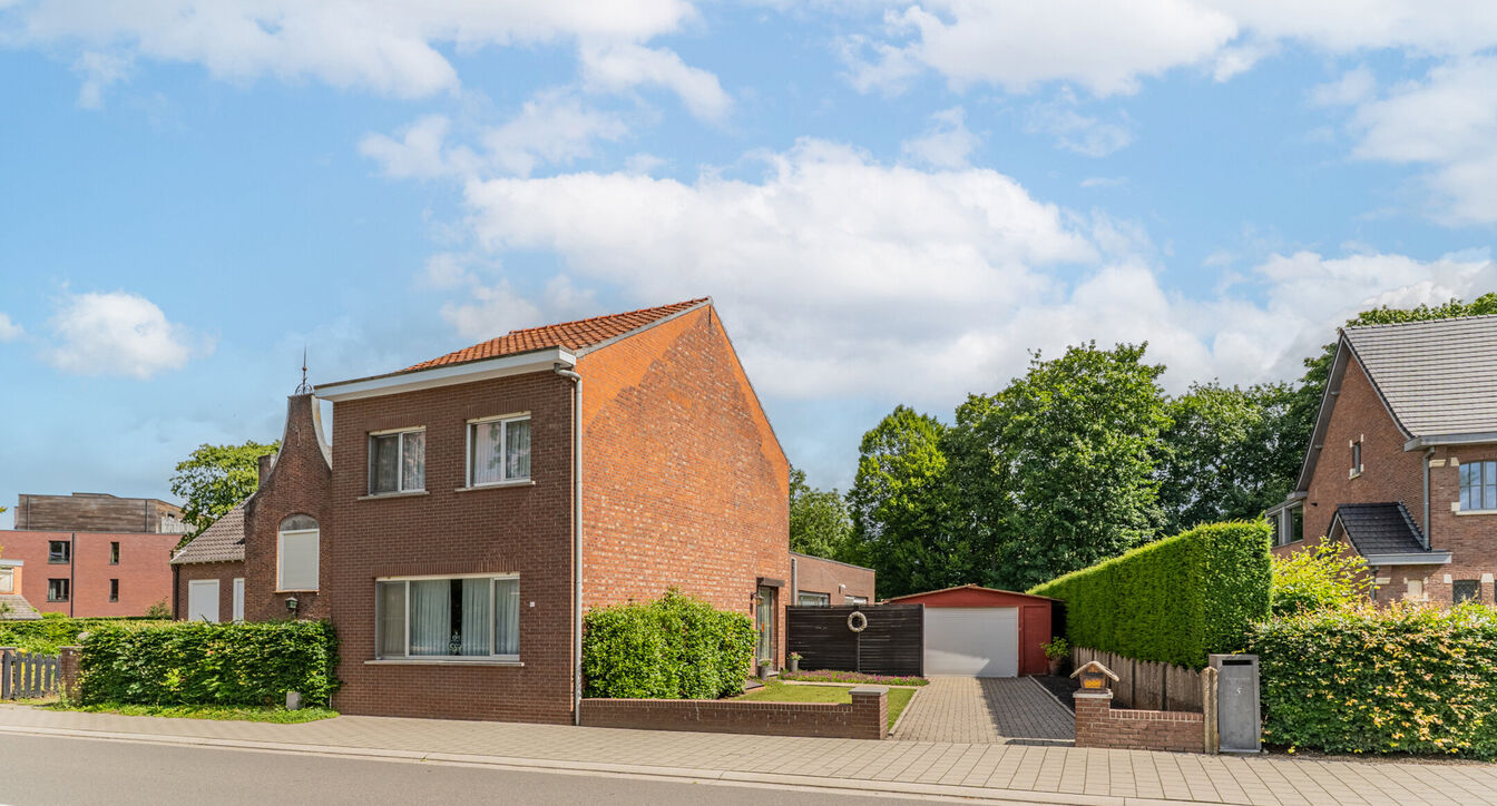 Bent u op zoek naar een woning die u volledig naar eigen smaak kunt renoveren? Dan is deze gezinswoning, gelegen op een perceel van ca. 517 m&sup2; nabij het centrum van Beerse, zeker een bezoek waard.

Bij het betreden van de woning komt u in de ruime leefru