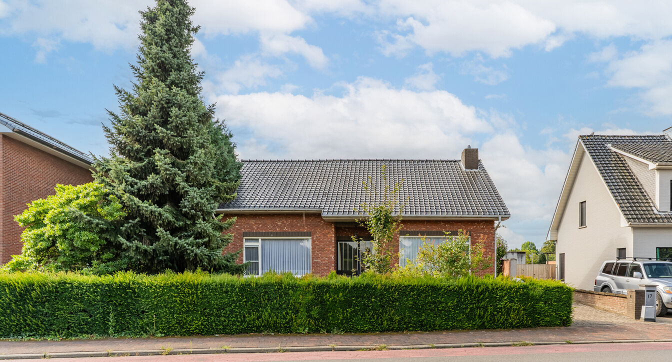 Deze te renoveren gelijkvloerse woning is uitstekend gelegen nabij het centrum van Vosselaar, op een ruim perceel van ca. 1.274 m&sup2;. Dankzij de ligging, de grote tuin en de vele mogelijkheden vormt deze woning een ideale opportuniteit voor wie op zoek is 
